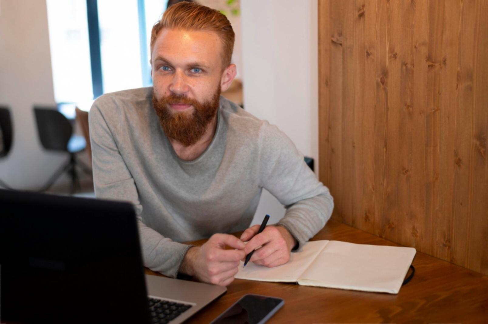 Espace de travail collaboratif avec documents budgétaires et outils de planification financière