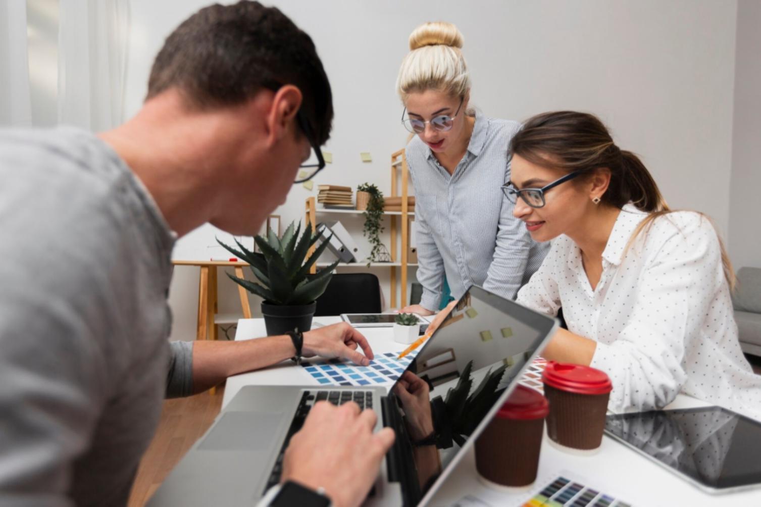 Entrepreneur travaillant sur son budget avec des documents financiers