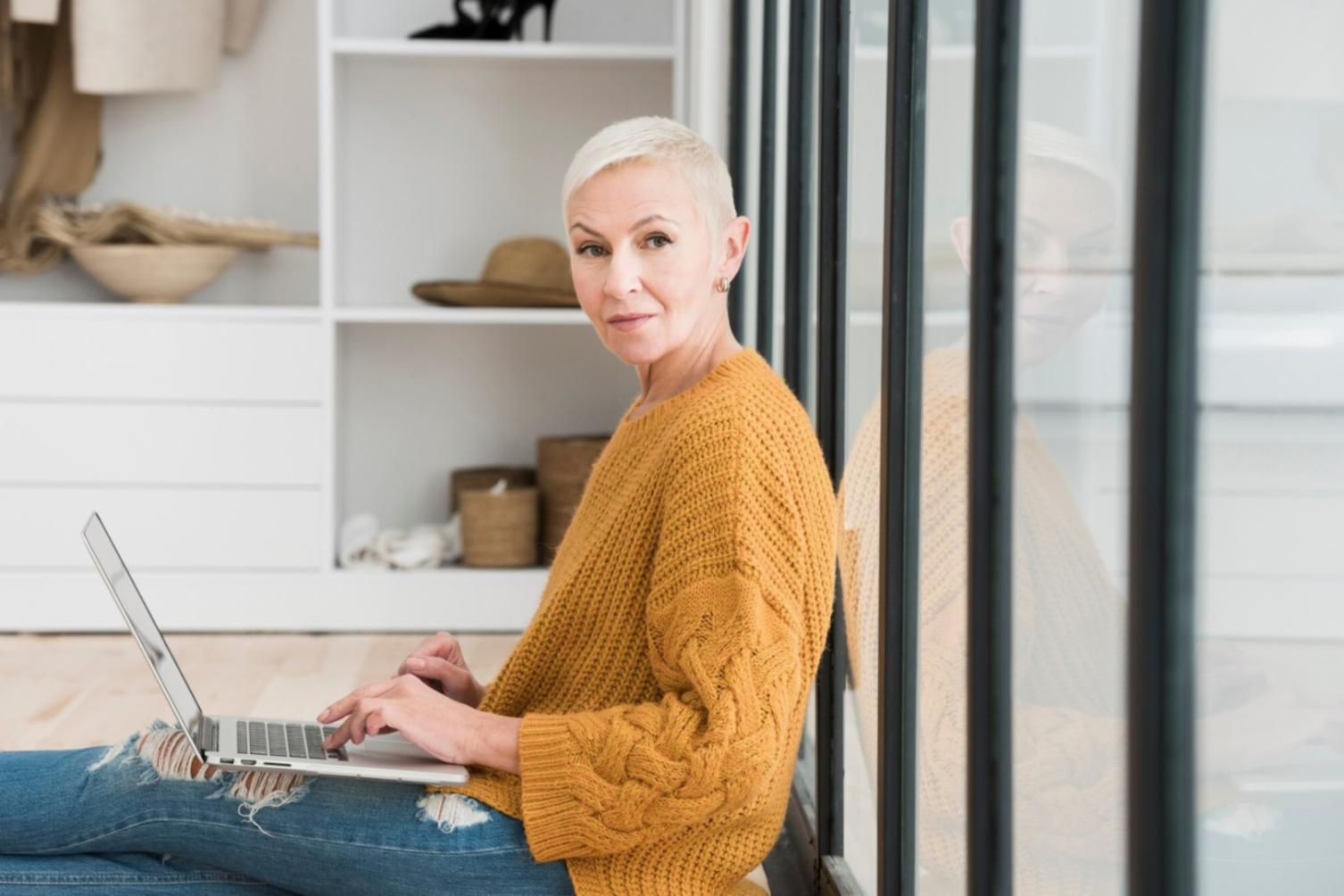 Session de travail sur des documents budgétaires avec calculatrice et graphiques